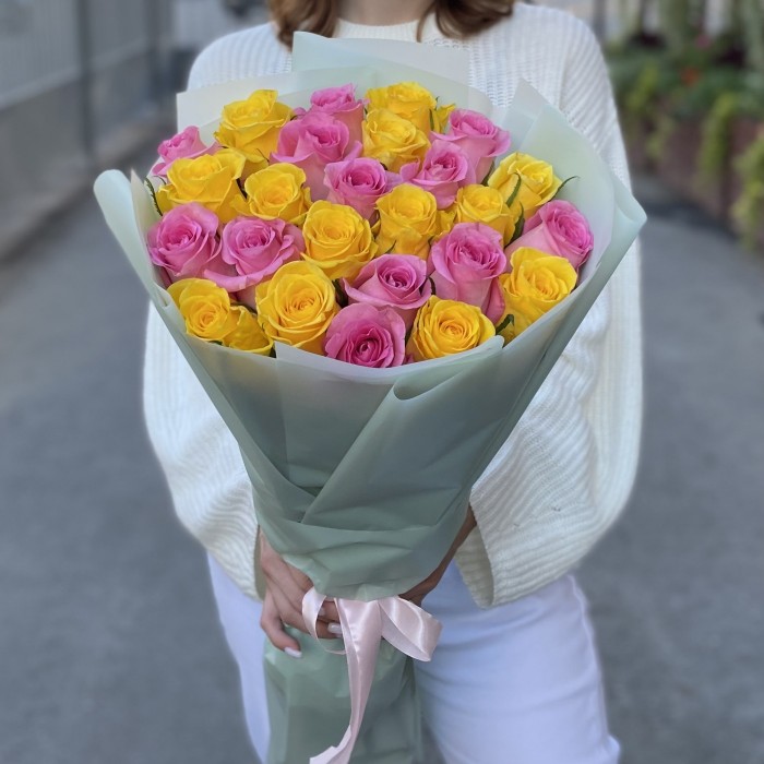 25 розовых и желтых роз 60 см